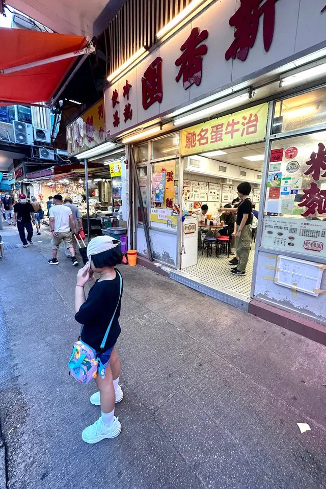 正如招牌下方推荐的，“驰名蛋牛治”的确鲜嫩可口，点单大姐问了我们三遍吐司要不要烤，那必须立刻领会，烤！果然，外层烤吐司的酥脆和软嫩的鸡蛋牛肉一拼装，丰富的口感就出来了🥳！