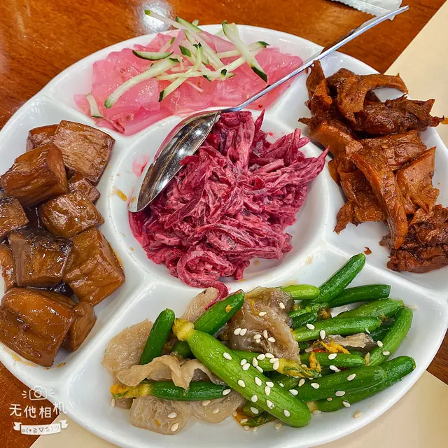 五福拼盤 1)紅菜頭沙律 2)醬燒菌 3)紫甘藍醋粉皮 4)風味碧玉 5)香麻海苔麵根。醬燒菇最惹味。粉皮酸酸地好開胃。麻辣青瓜苗夠新鮮爽脆,比較少吃到,最快食晒🤣