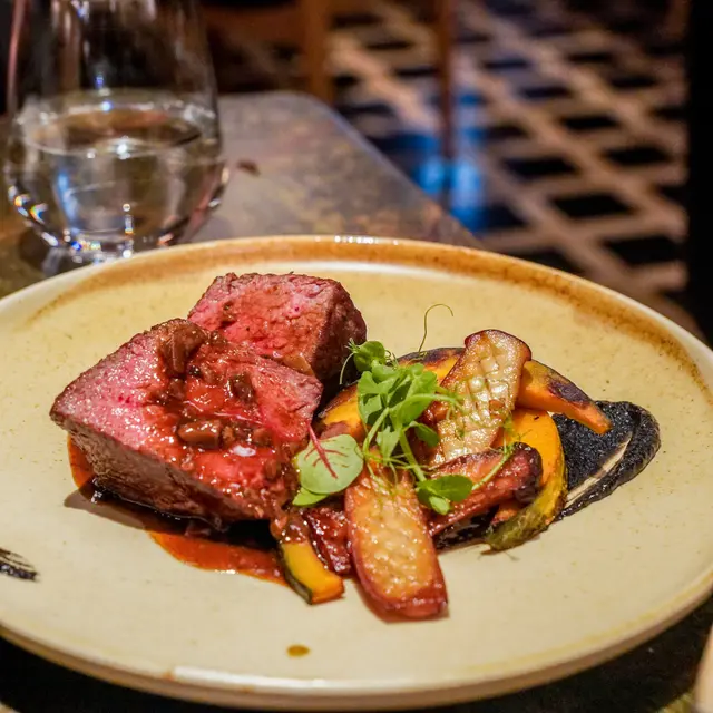 香煎慢煮牛柳伴日本南瓜杏鮑菇配牛肝菌牛肉原汁