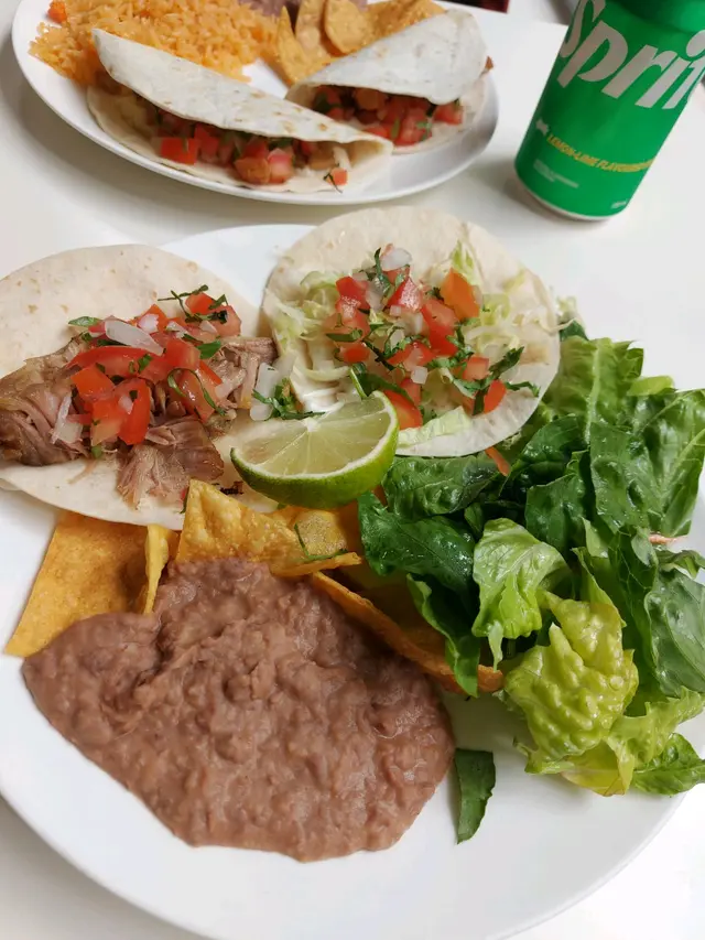 烤魚柳及烤豬肉夾萬餅配沙律及斑豆蓉