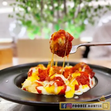Bake Cheese Meat Balls With Homemade Mashed Potatoes 