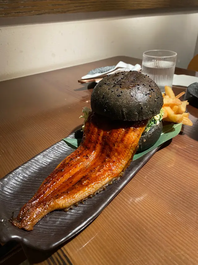 蒲燒鰻魚竹炭漢堡
