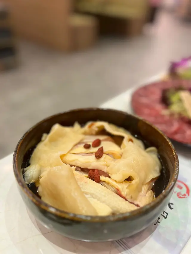 ▶️藥膳花雕花膠醉雞鍋呢個湯底真係冇得頂，佢個花雕勁濃味，好怕花雕同埋藥膳呢兩樣嘢做火鍋唔夠味！但呢間花月宮呢個火鍋真係值得推介大家試吓，👍🏼👍🏼👍🏼未開始烚嘢，我已經飲咗一碗藥膳湯底，真係好濃味，好正👍🏼 另外一碗俾你水滾落嘅花膠醉雞，花膠每舊都好大嚿，好滑，設計浸洗花雕勁入味，放落藥膳鍋煲啲雞超滑，呢個湯底鍋絕對高分我評價超高👍🏼 回頭率🈵🈵🈵🈵🈵💯