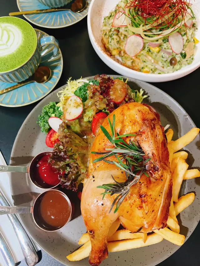 好大份！！ 走地雞以烤焗方式烹調，好香香草味
雞皮焗到金黃，雞肉仲好嫩！