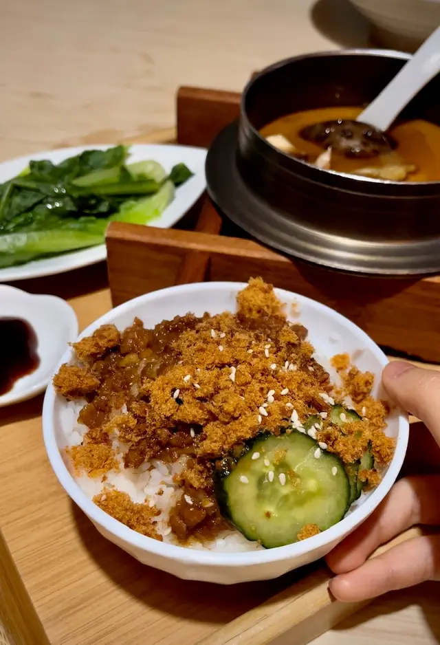 肉鬆滷肉飯 
