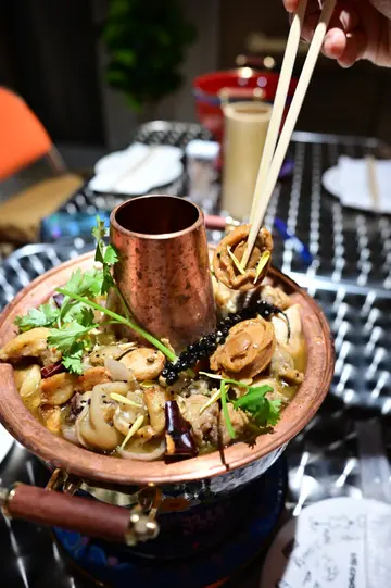 招牌辣麻鮑魚雞煲