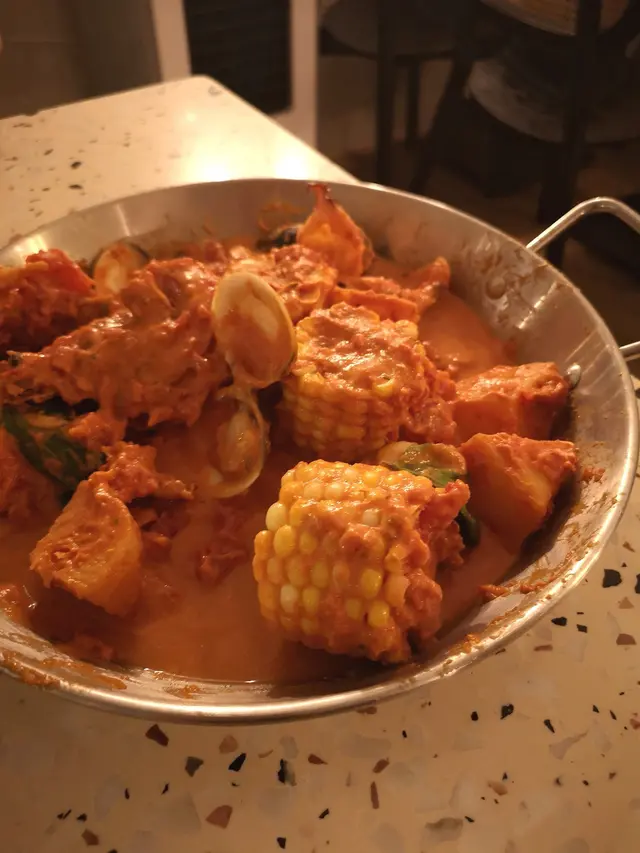 手搖秘製醬汁海鮮拼盤