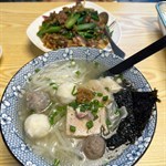 包括扎肉、魚皮餃、手打墨魚丸、手打牛丸。個湯幾好飲，啲丸真好食全部都係金唐爺爺親手打出黎。食完之後唔覺得頸渴，個人覺得應該冇落任何味精。