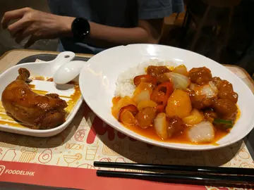 卤水鸡髀，菠萝生炒骨饭