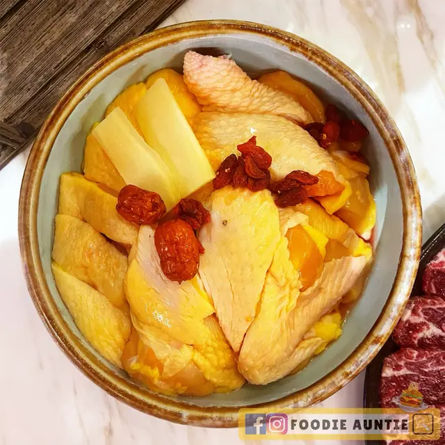 滋潤養顏雪蓮子桃膠椰子雞鍋