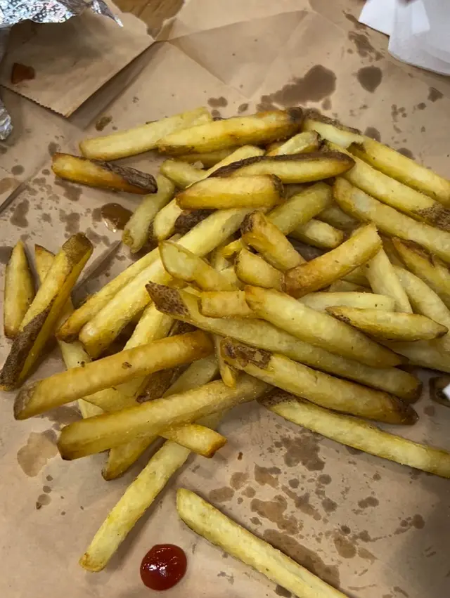 五個人 的薯條🍟最快樂了 哈哈哈😆
他們的薯條🍟有夠粗䊯的 切得不整齊 又粗 又有薯皮
然後滿滿的粗鹽 總吃到滿手都是
加上熱🔥騰騰的 微脆脆 是重鹹、澱粉、油炸的快樂呀~