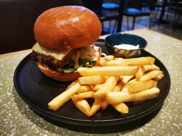 慢煮豬肋漢堡配薯條