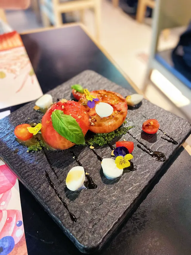 水牛芝士蕃茄沙律