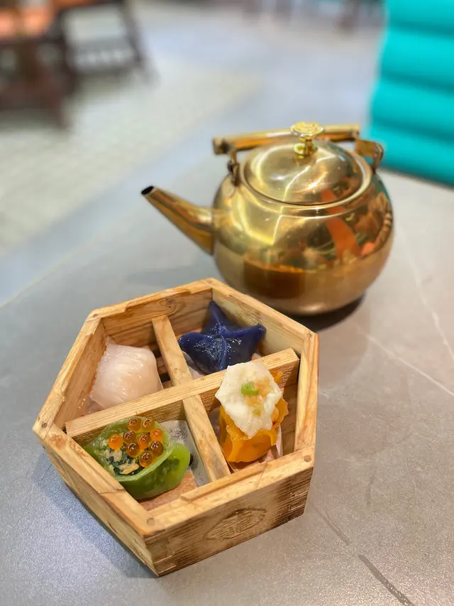 筍尖蝦餃皇、蟹粉菠菜香蝦餃、酸菜魚鳳眼餃及松露野菌晶瑩餃