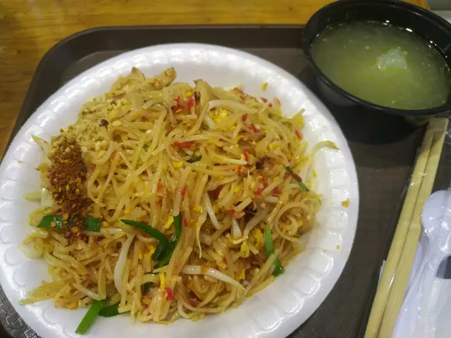 豬頸肉炒金邊粉