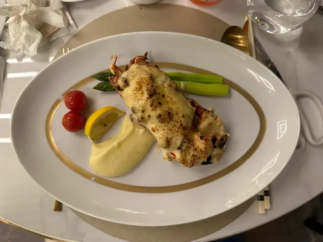 當晚的主菜龍蝦只提供半隻,肉有點鞋,加上薯蓉及檸檬汁係好食的