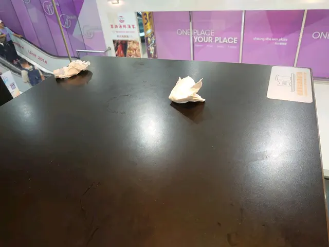 枱面被清潔人員留下的紙巾垃圾🥴