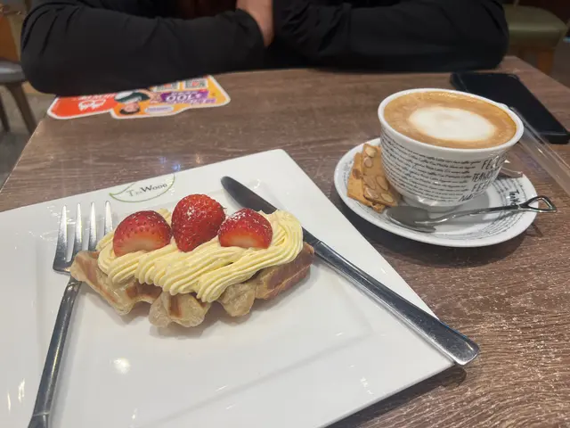 草莓牛角包窩夫和拿鐵