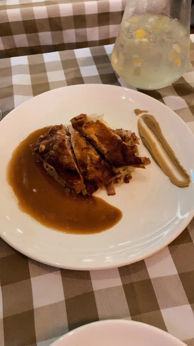 西班牙燒乳豬配薯蓉及燴皺紋椰菜