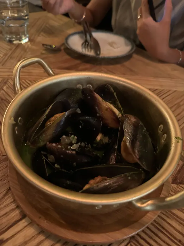 Mussels in White Wine Broth