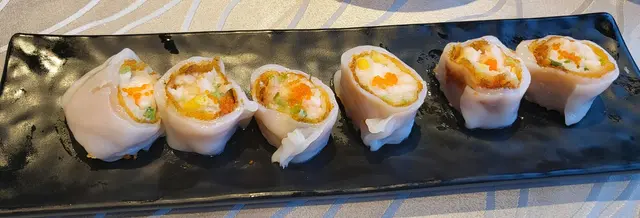 腸粉皮入面包咗釀入蝦膠、粟米嘅油炸鬼