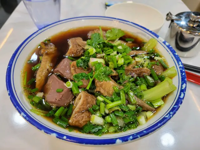 猪紅，猪大腸，雞翼尖，通菜