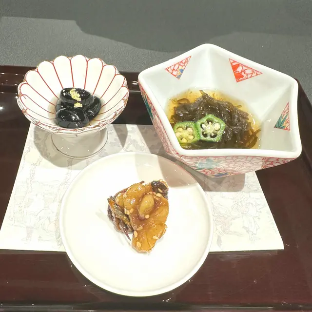 先付三品 - 核桃小女子&金箔糖漬日本黑豆&水雲醋