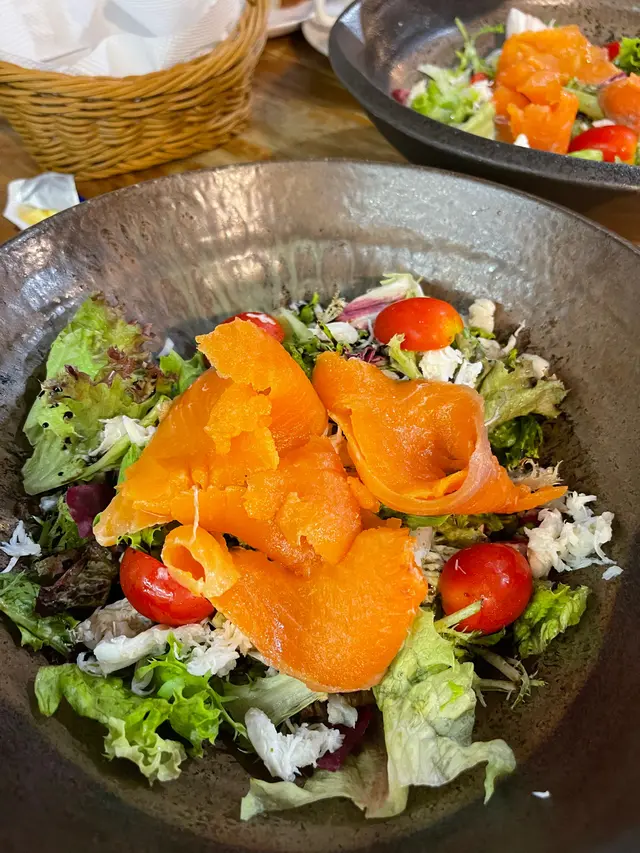 蟹肉煙三文魚沙律配油醋汁