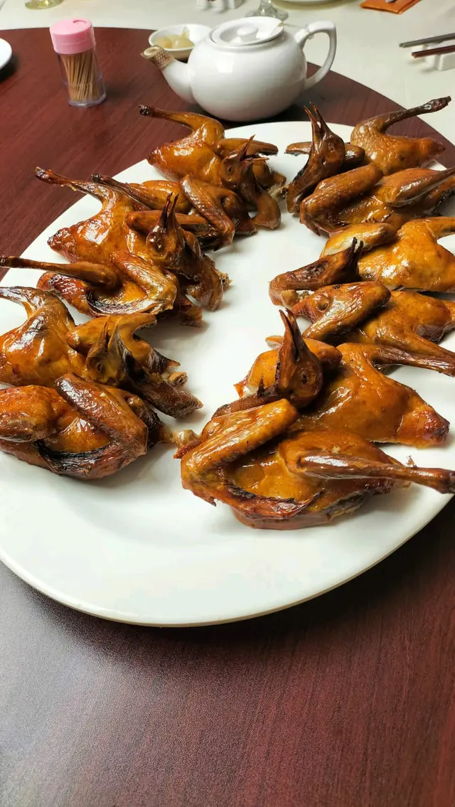 熱辣辣脆卜卜嘅乳鴿有誰不愛