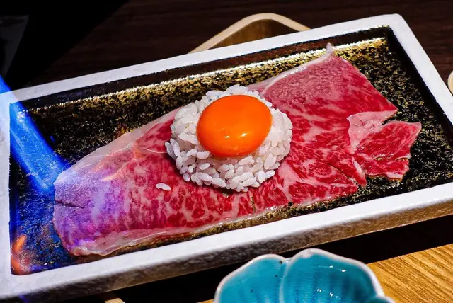 炙燒和牛壽司2件 𝗦𝗲𝗮𝗿𝗲𝗱 𝗪𝗮𝗴𝘆𝘂 𝗦𝘂𝘀𝗵𝗶 2 𝗽𝗶𝗲𝗰𝗲𝘀