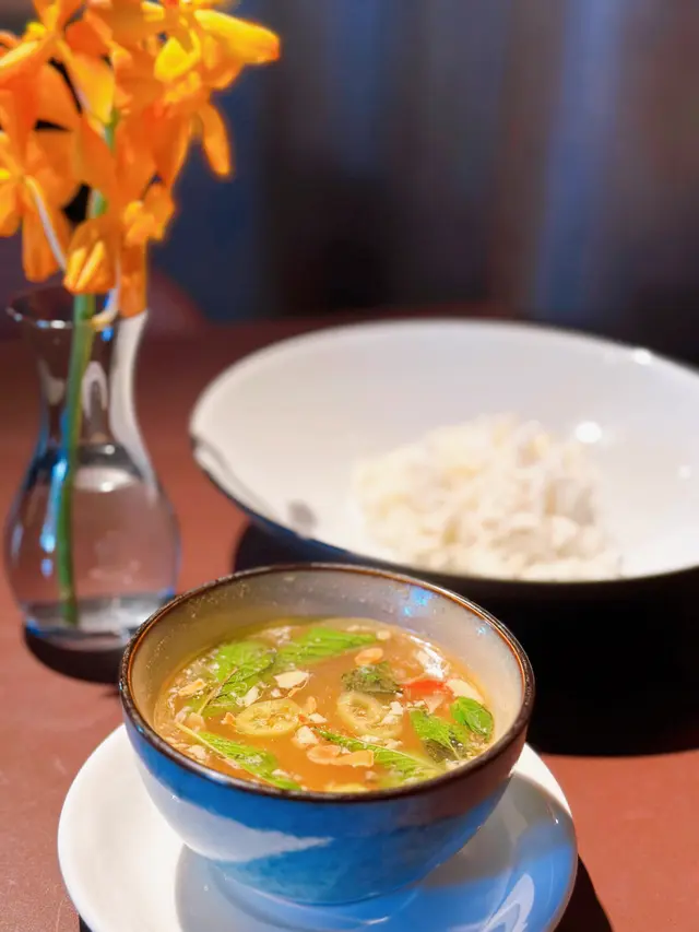 老火雞湯 配黃豆,羅勒及青檸