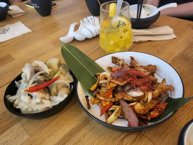 白雲辣豬手,京蔥炒魚肚