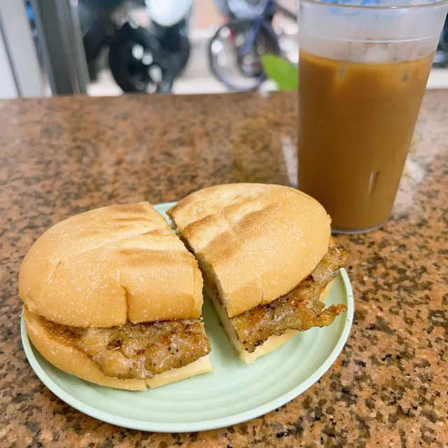 麵包外脆內軟，豬扒稍薄但黑椒味濃，正