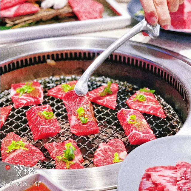 依個餐可以食到97款美食😍入座揀餐後,每枱都會有一客頭盤🤩是日頭盤係和牛里脊肉同埋和牛牛肋肉,肉質同埋大理石紋理好誘人!