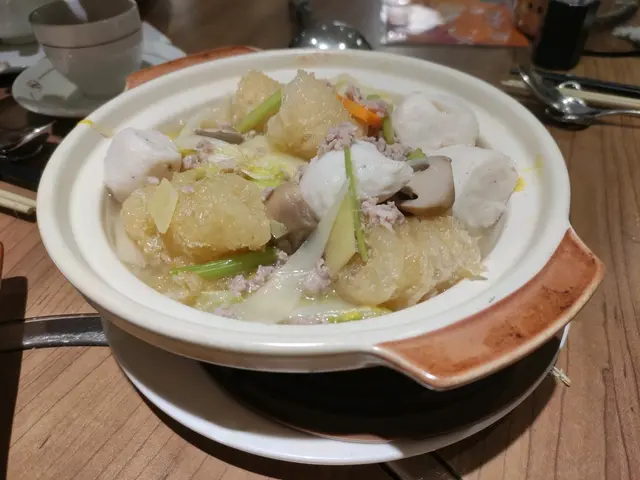 魚蛋魚鰾煮紹菜