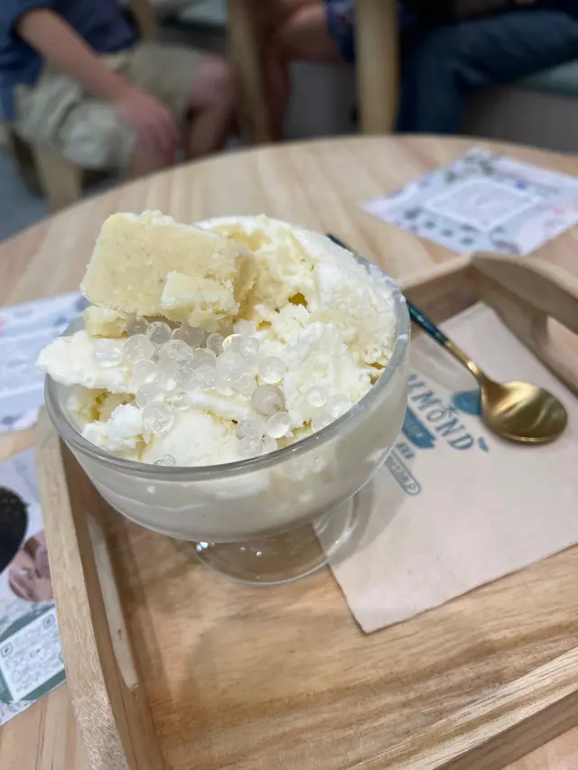 比起x記同家私店好食嘅榴蓮甜品，真榴蓮蓉，正。