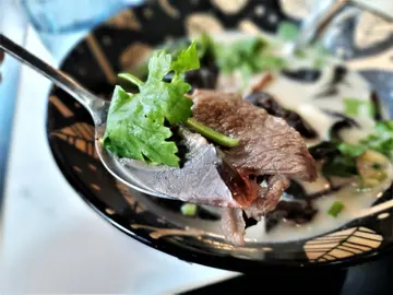 姜丝芫荽皮蛋鲜牛肉鱼汤泡饭