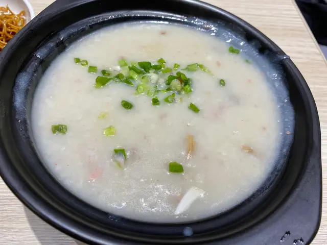 應該落咗好多腐竹,非常重豆味,因為落咗好多腐竹,所以粥底都好綿。不過腐竹重嘅粥底不是太啱我口味。