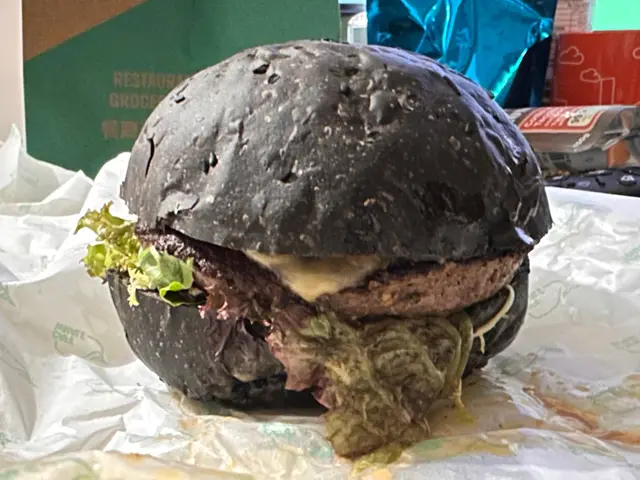 麵包帶煙韌口感，漢堡肉質都唔錯，只係味道偏重左。