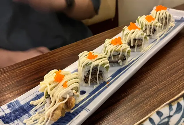 牛油果軟殼蟹卷