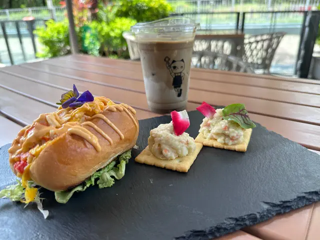 是但差蟹肉炒蛋軟包配日式薯仔沙律