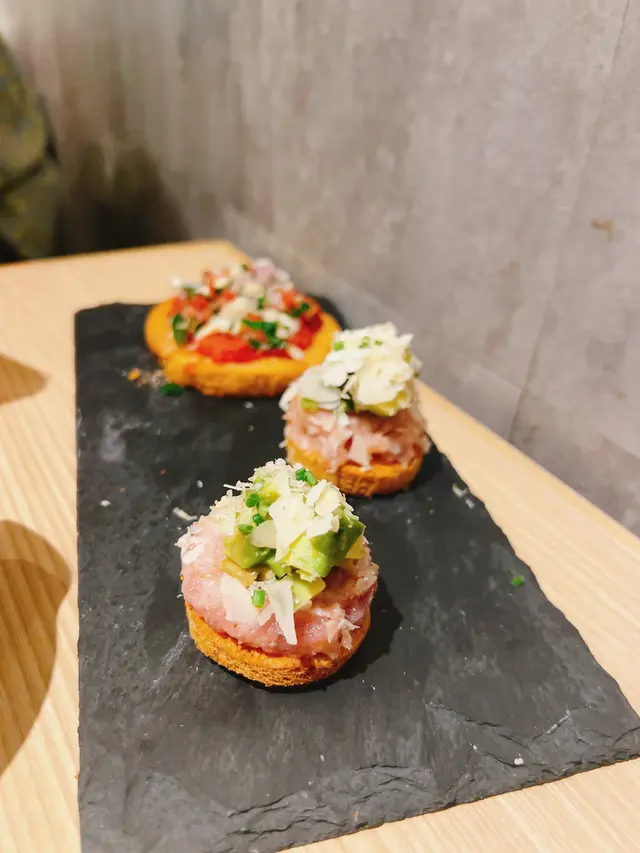 呑拿魚他他牛油果一口酥 