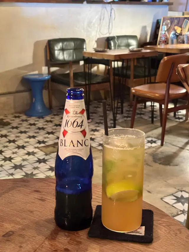 Peach 1664 blanc beer