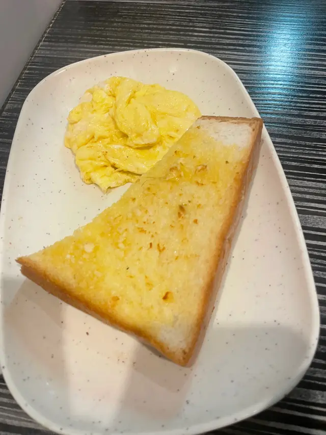 超值套餐- 鮮奶炒蛋配厚多士