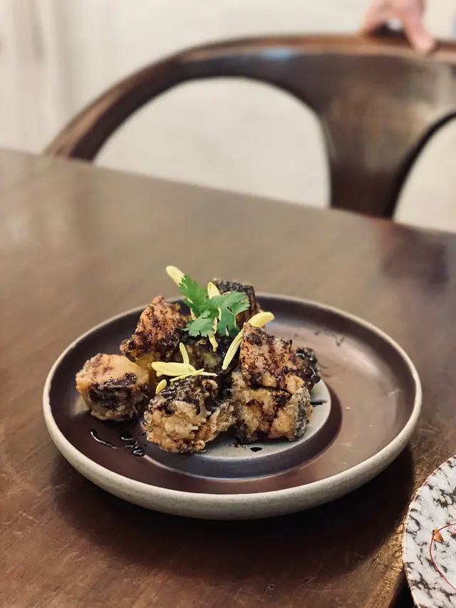 煙燻魚十分之出眾，出面嘅皮唔厚又好脆，而且唔會覺得好油膩，師傅保持到入面魚肉嫩滑，好出色。