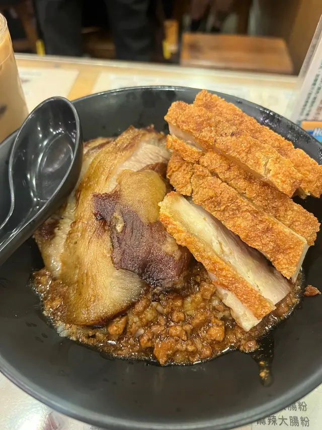 非常推介，真係餐廳必食之選，滷水豬頸肉滷得好入味又淋片開一片片厚薄適中，燒肉真係做到皮脆肉嫩多汁，仲有種好似食緊扣肉但係脆皮既感覺，不過燒肉中層會有一層脂肪，怕肥既話就可能會驚，但對於唔怕肥既人黎講絕對係一大享受，一層既脂肪會令成片燒肉更加香口肉滑既感覺，肉燥汁方面可以話都係正常水準配上白飯一流。