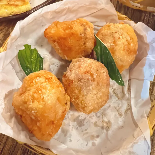 一共五粒大大粒(食了一粒先記得影相🥹比較重花枝味!同啲港式墨魚丸扮花枝丸完全不同!表面脆脆地內裡彈牙 好香口😋