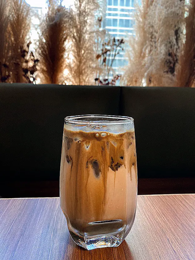 （必叫) 飲落有陣陣既的炒焙茶香，係一種相當溫潤的茶香味，加埋鮮奶的滑順口感，唔甜。我覺得好正。