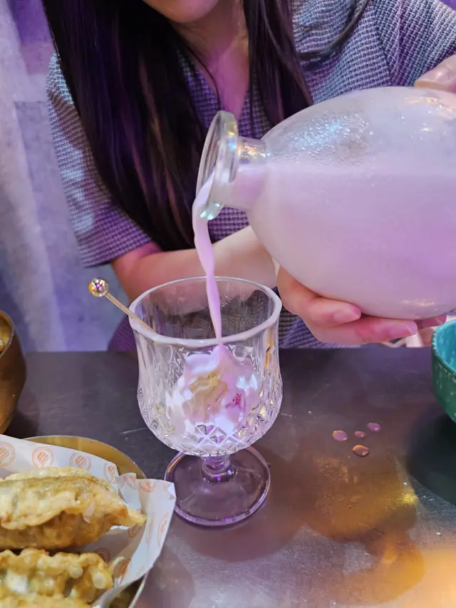 草莓牛奶配蜂巢特飲