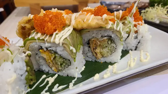 牛油果軟殼蟹卷